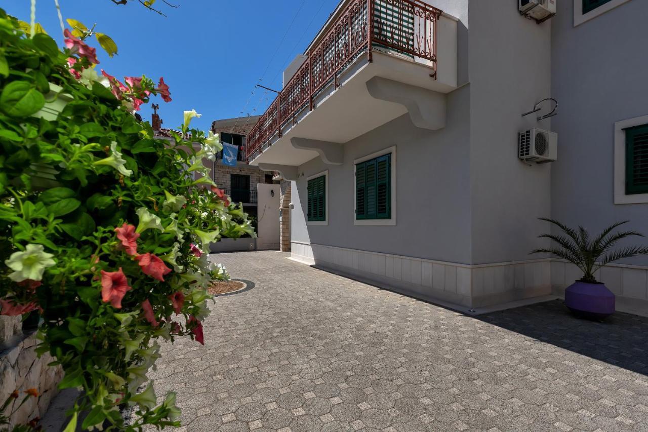 Apartments Carmen Makarska Bagian luar foto