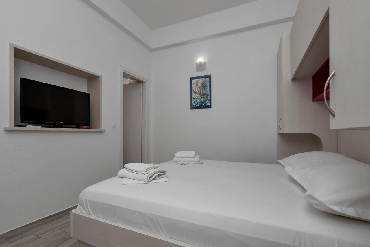 Apartments Carmen Makarska Bagian luar foto