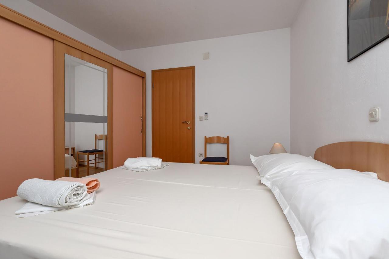 Apartments Carmen Makarska Bagian luar foto
