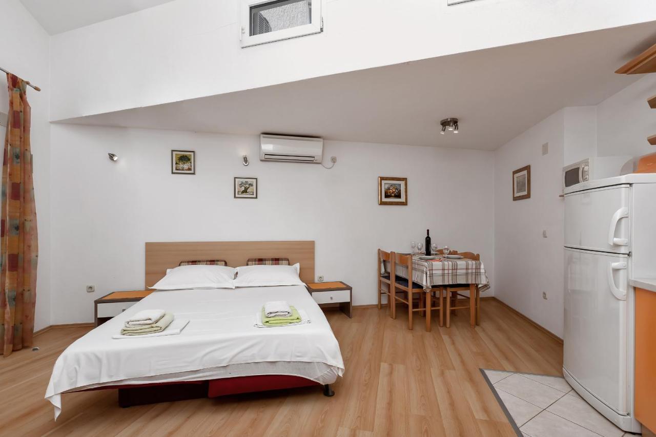Apartments Carmen Makarska Bagian luar foto