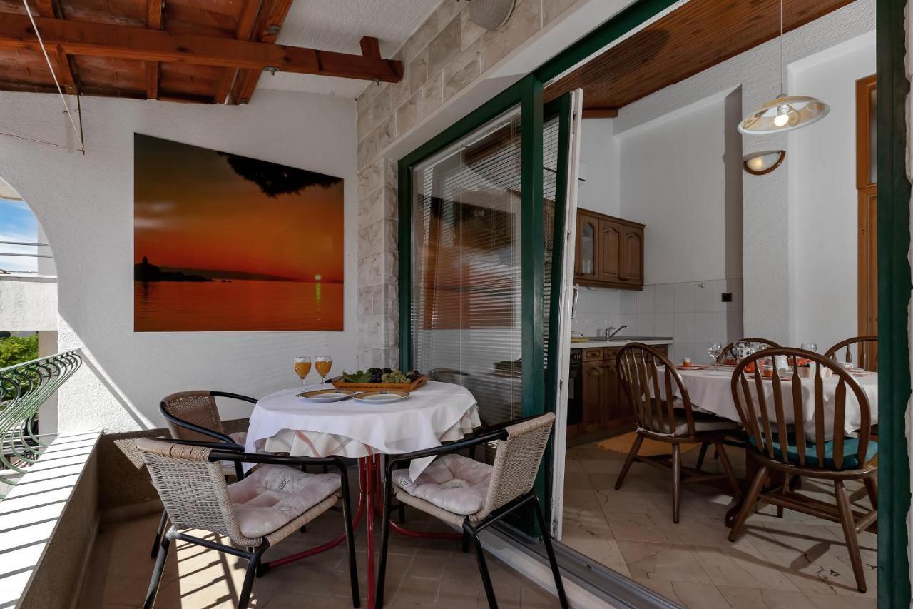 Apartments Carmen Makarska Bagian luar foto