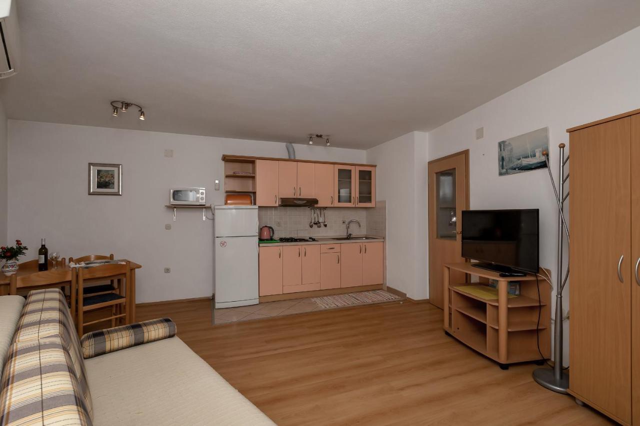 Apartments Carmen Makarska Bagian luar foto