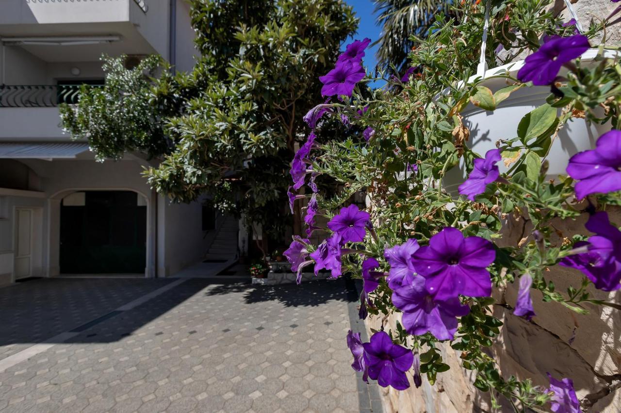 Apartments Carmen Makarska Bagian luar foto